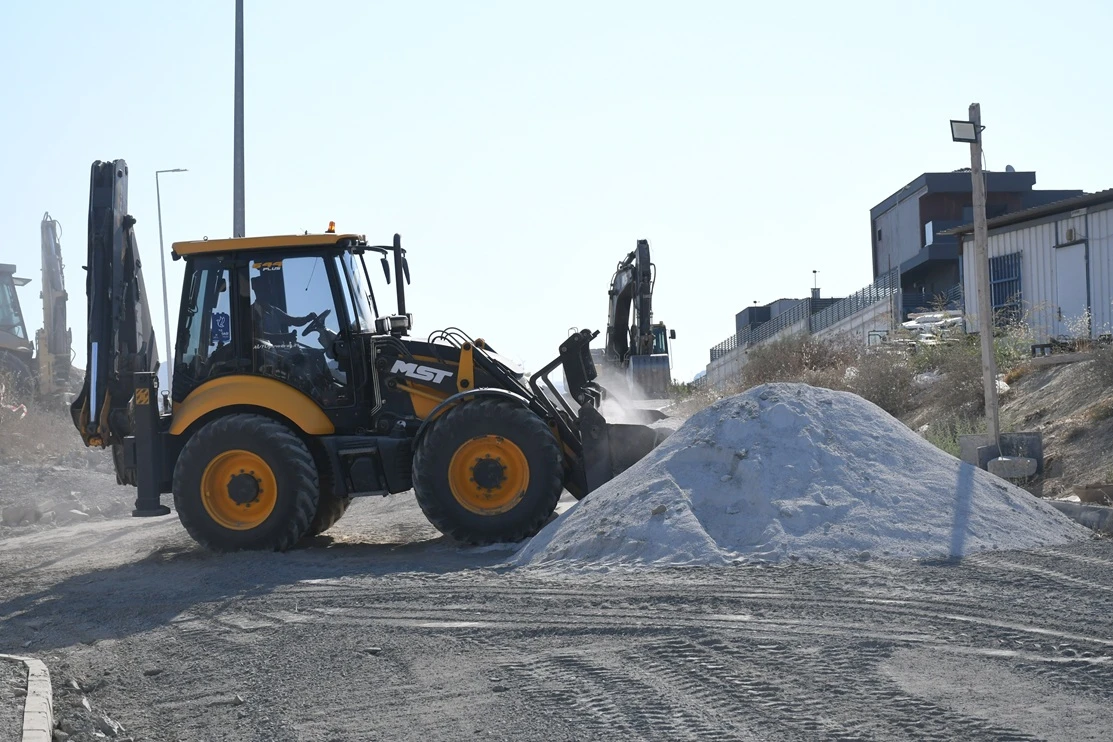 KUŞADASI BELEDİYESİ'NDEN DEĞİRMENDERE’DE 6 BİN METREKARELİK YOL MESAİSİ