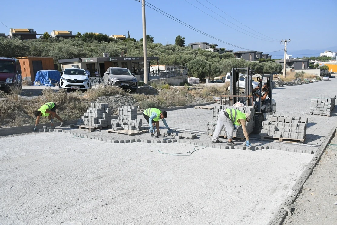 KUŞADASI BELEDİYESİ'NDEN DEĞİRMENDERE’DE 6 BİN METREKARELİK YOL MESAİSİ