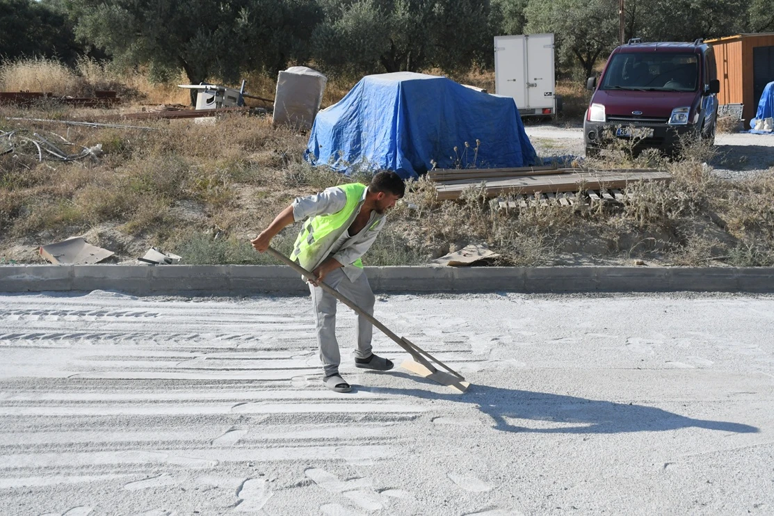 KUŞADASI BELEDİYESİ'NDEN DEĞİRMENDERE’DE 6 BİN METREKARELİK YOL MESAİSİ