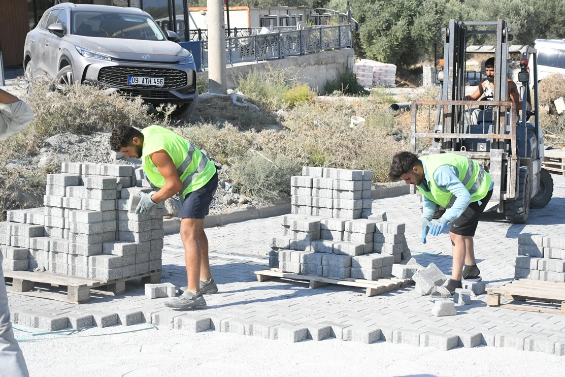 KUŞADASI BELEDİYESİ'NDEN DEĞİRMENDERE’DE 6 BİN METREKARELİK YOL MESAİSİ