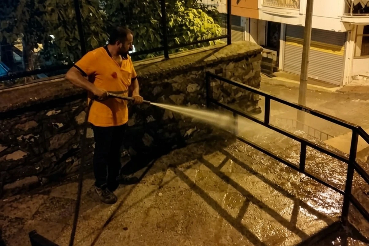 Başkan Yetişkin’le Efeler’de temizlik çalışmaları aralıksız sürüyor