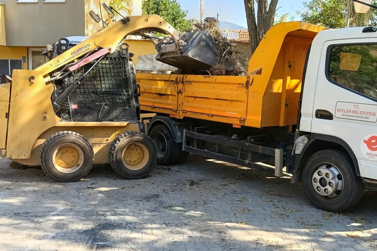 Başkan Yetişkin’le Efeler’de temizlik çalışmaları aralıksız sürüyor