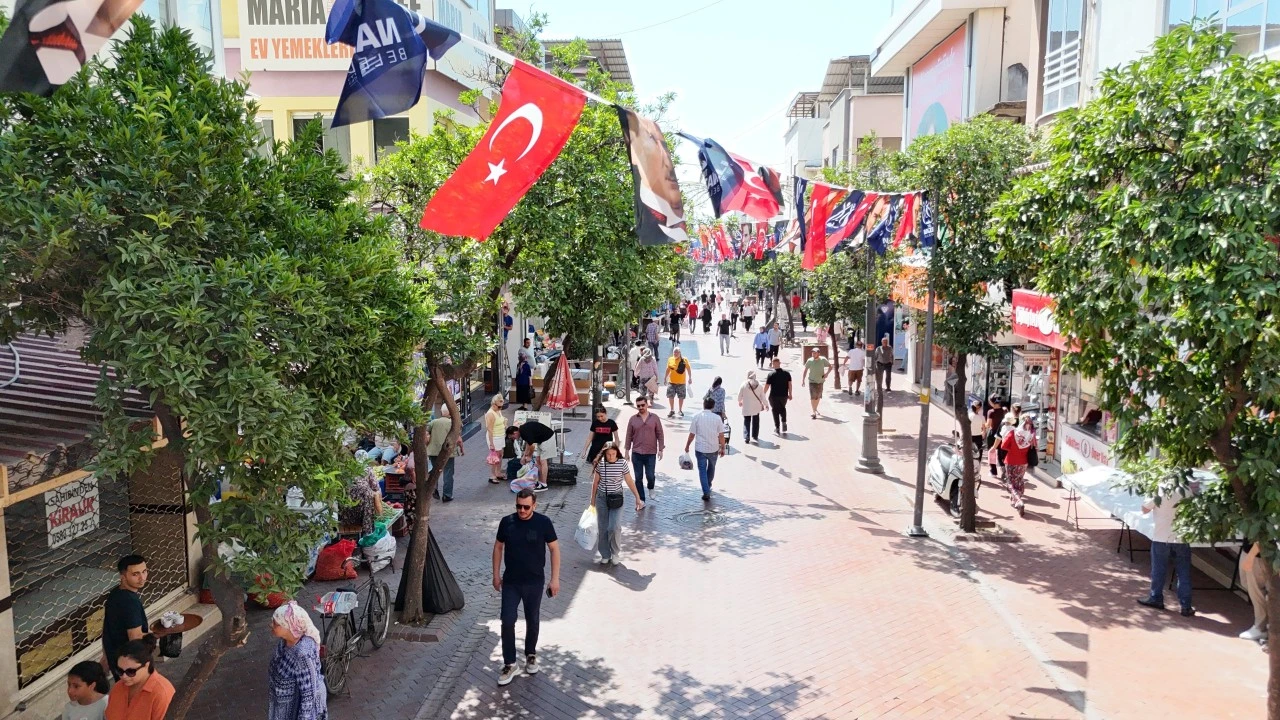 Nazilli Belediyesi Şehri Türk Bayraklarıyla Donatıyor
