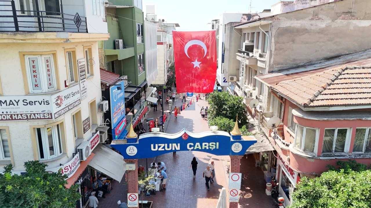 Nazilli Belediyesi Şehri Türk Bayraklarıyla Donatıyor