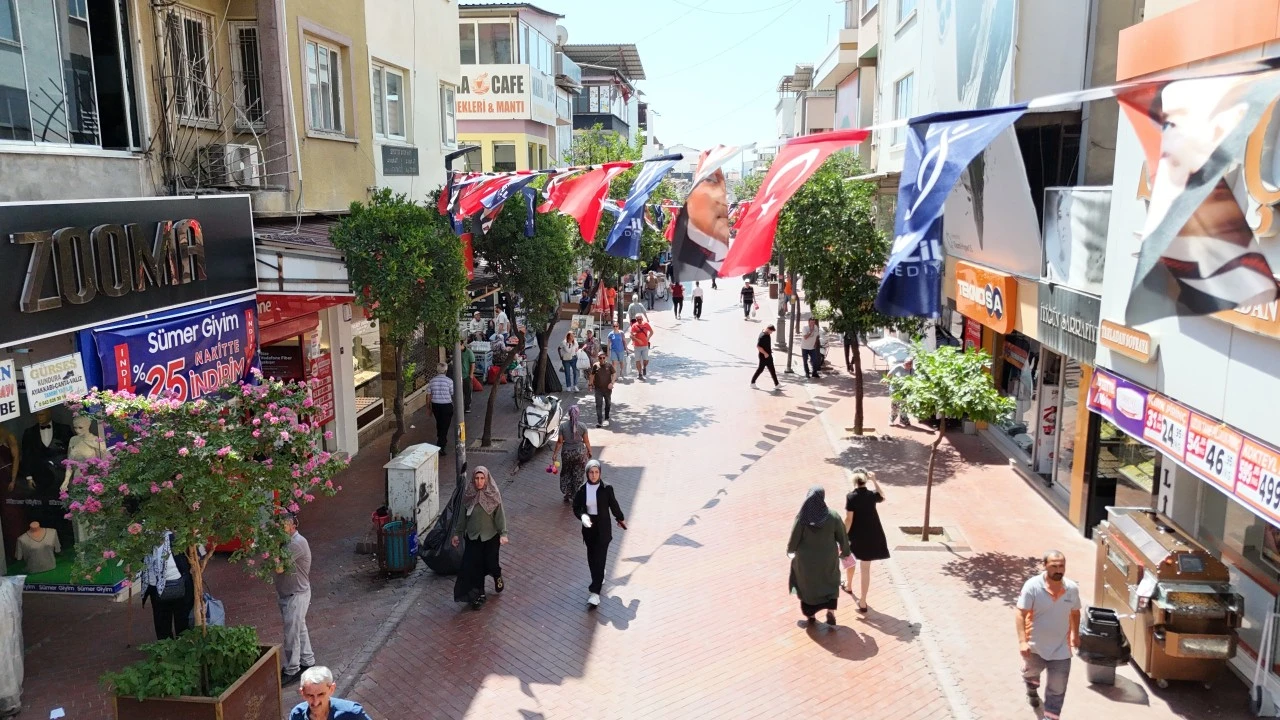 Nazilli Belediyesi Şehri Türk Bayraklarıyla Donatıyor
