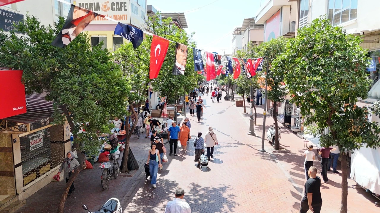 Nazilli Belediyesi Şehri Türk Bayraklarıyla Donatıyor