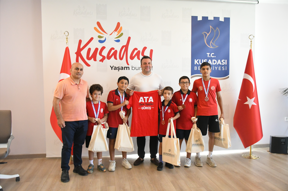 ŞAMPİYON GÜREŞÇİLERDEN BAŞKAN VEKİLİ TAHSİN DEMİRTAŞ’A ZİYARET