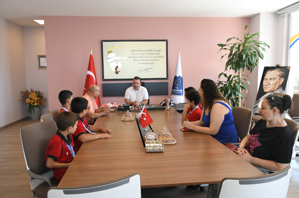 ŞAMPİYON GÜREŞÇİLERDEN BAŞKAN VEKİLİ TAHSİN DEMİRTAŞ’A ZİYARET