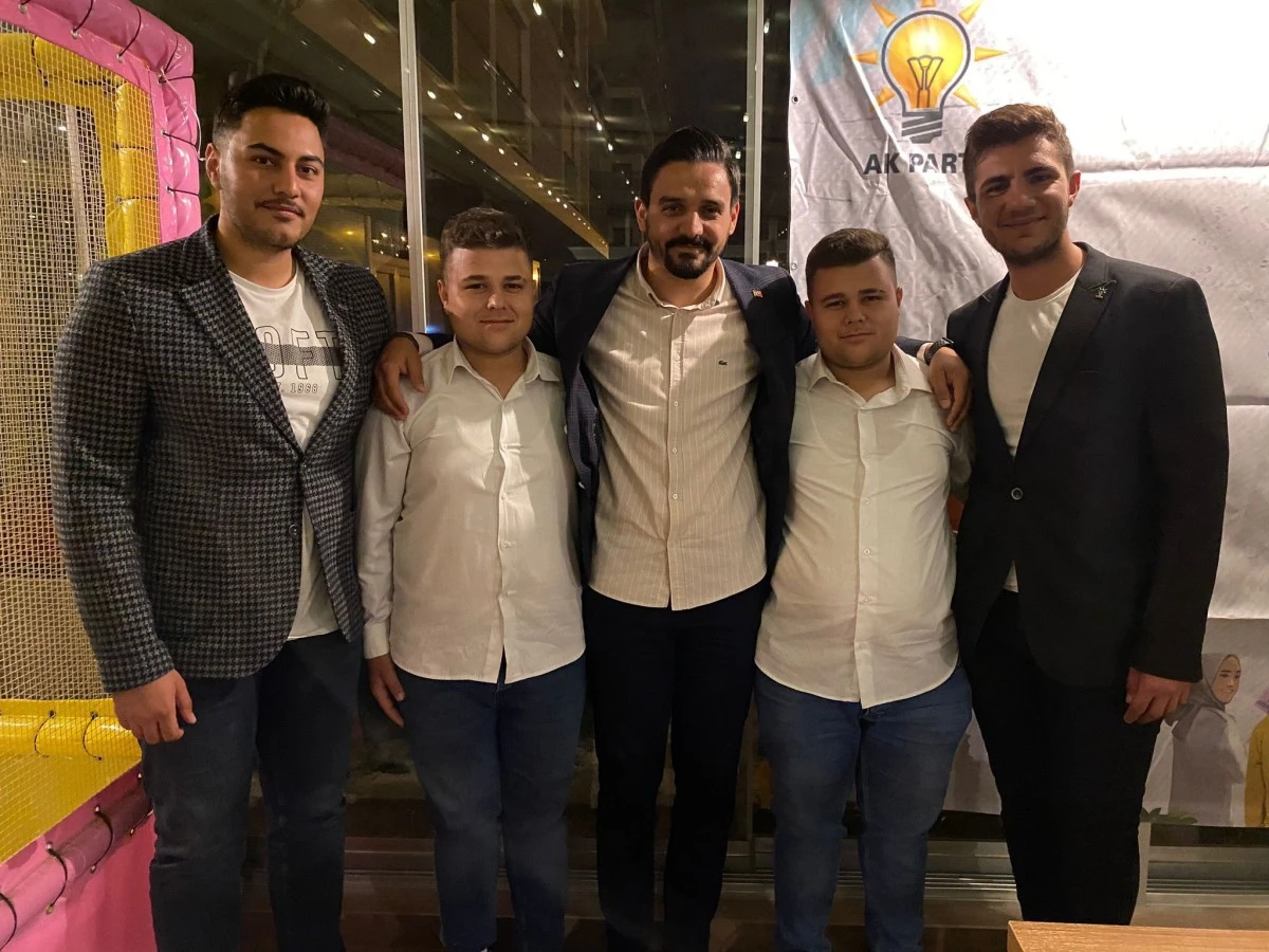Gen&ccedil;ler "İlk Oyum Erdoğan&rsquo;a İlk Oyum AK Parti'ye" dedi