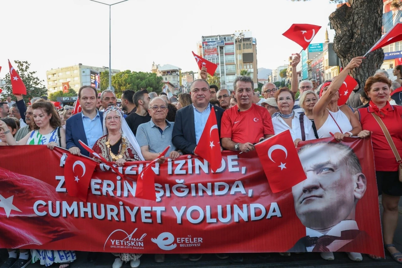 Başkan Anıl Yetişkin 30 Ağustos coşkusunu Efeler’de dört bir yana taşıdı