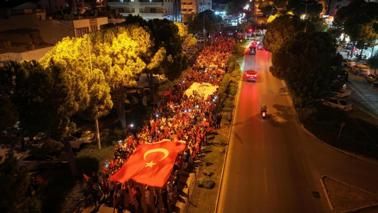 Zafer Bayramı, fener alayı ve Işın Karaca konseriyle Didim’de kutlandı
