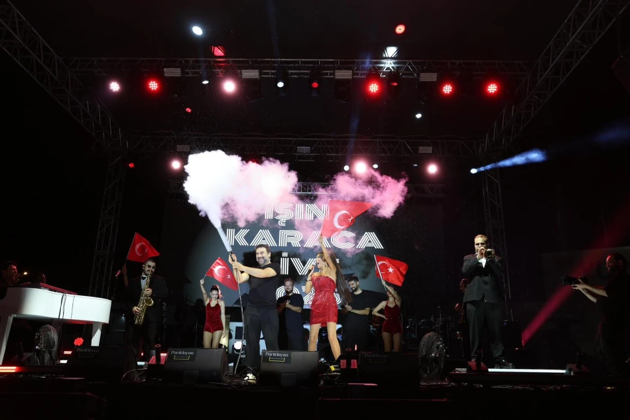 Zafer Bayramı, fener alayı ve Işın Karaca konseriyle Didim’de kutlandı