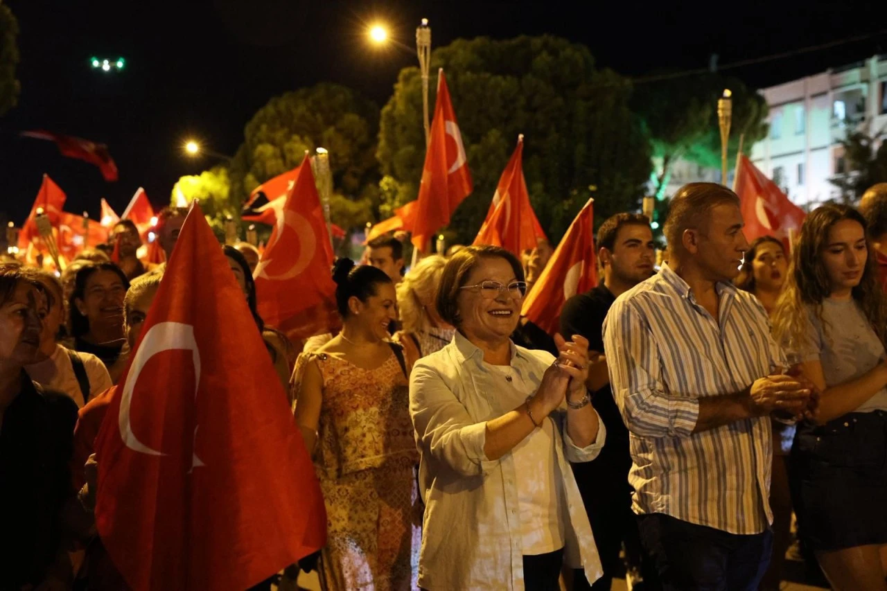 Zafer Bayramı, fener alayı ve Işın Karaca konseriyle Didim’de kutlandı