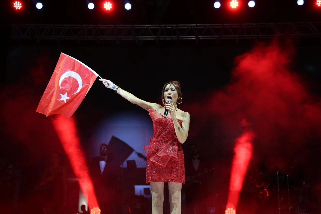 Zafer Bayramı, fener alayı ve Işın Karaca konseriyle Didim’de kutlandı