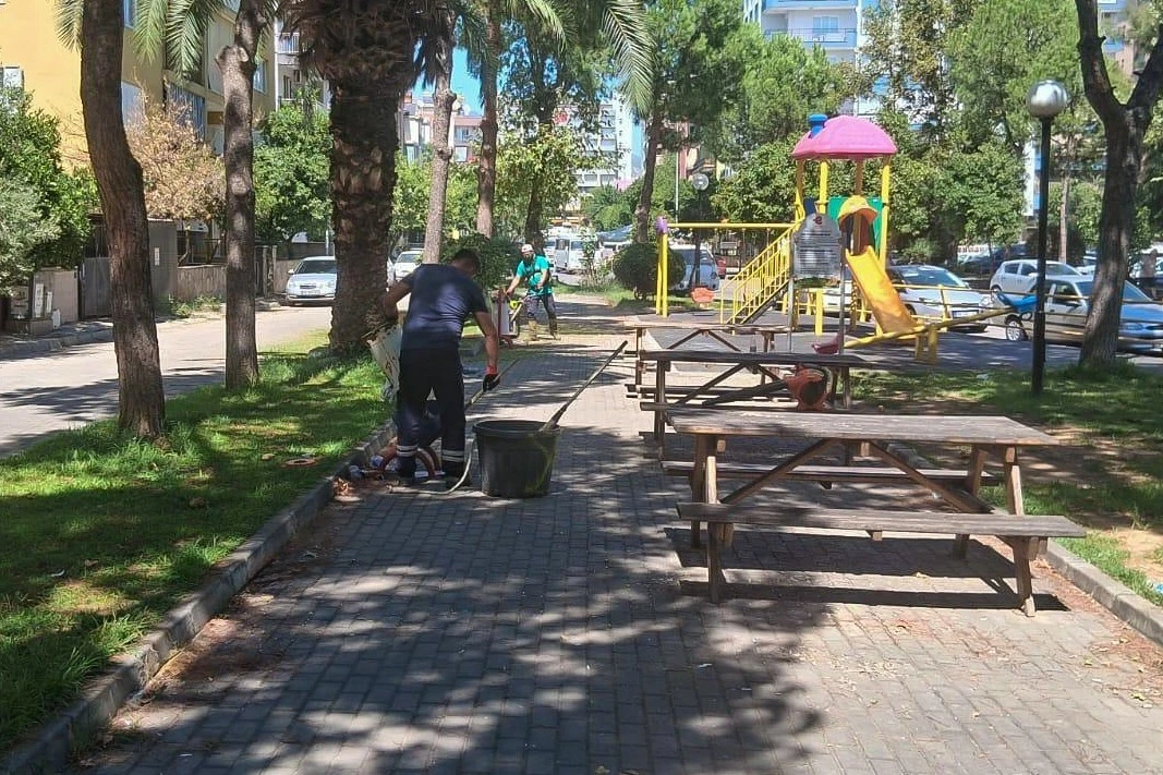 Efeler’in parklarında düzenli bakım sürüyor