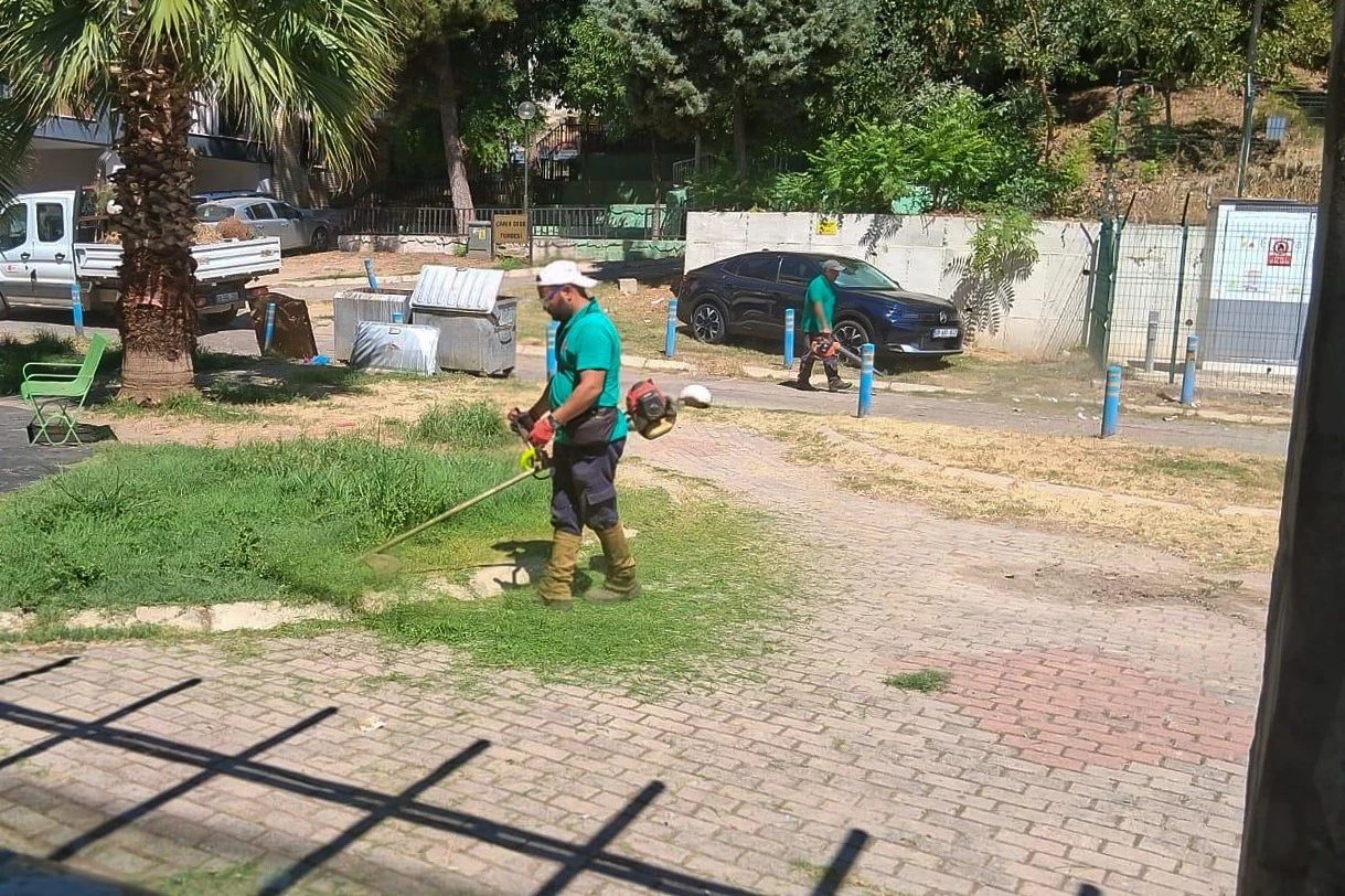 Efeler’in parklarında düzenli bakım sürüyor