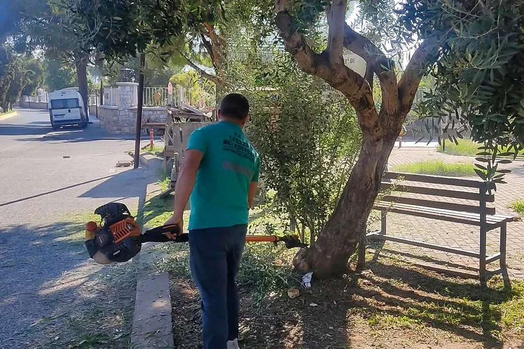 Efeler’in parklarında düzenli bakım sürüyor
