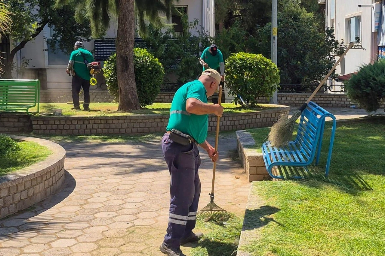 Efeler’in parklarında düzenli bakım sürüyor