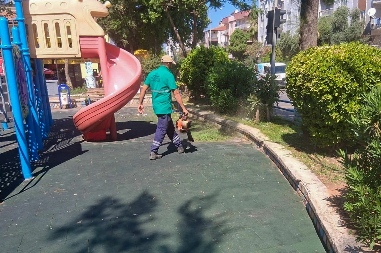 Efeler’in parklarında düzenli bakım sürüyor