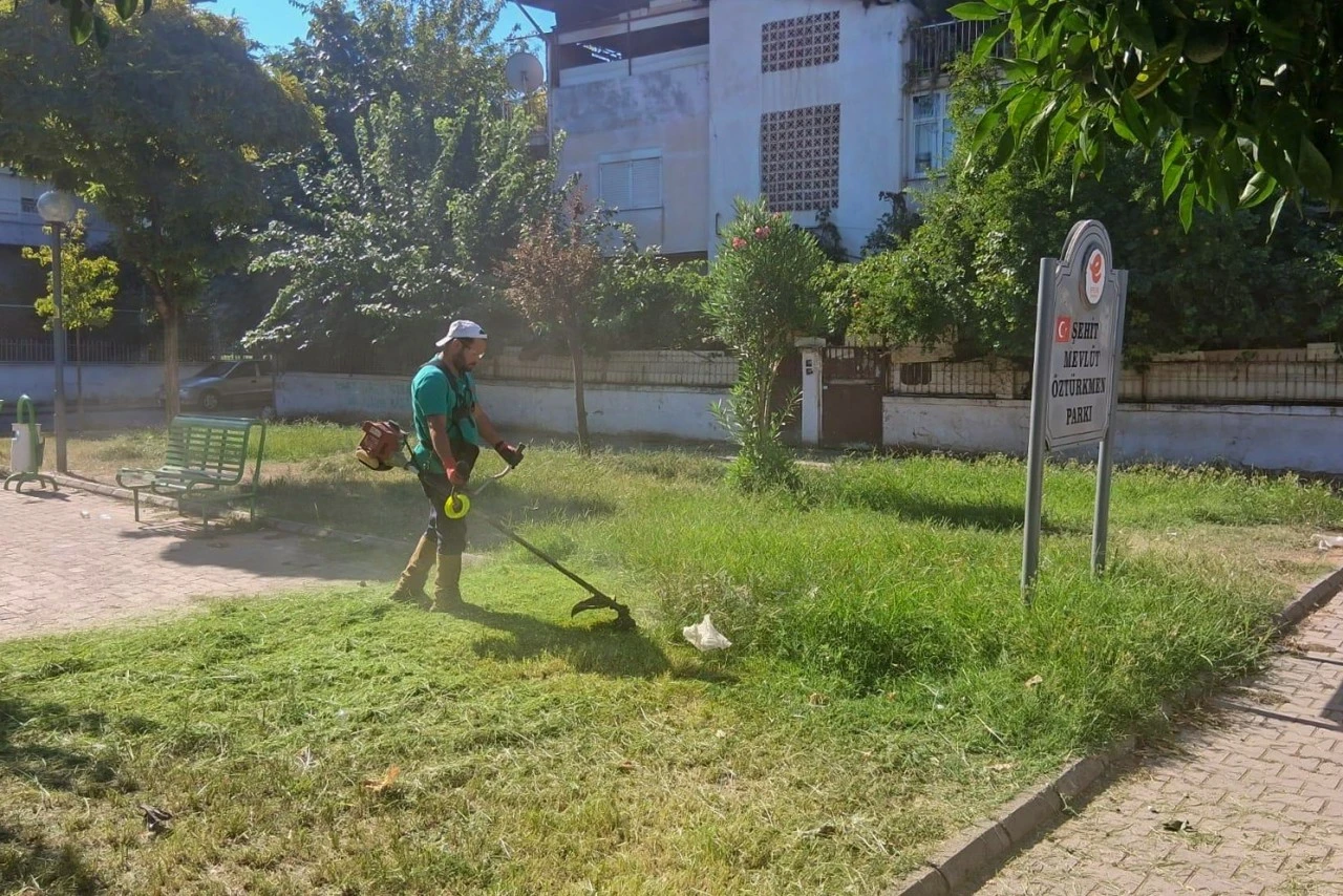 Efeler’in parklarında düzenli bakım sürüyor