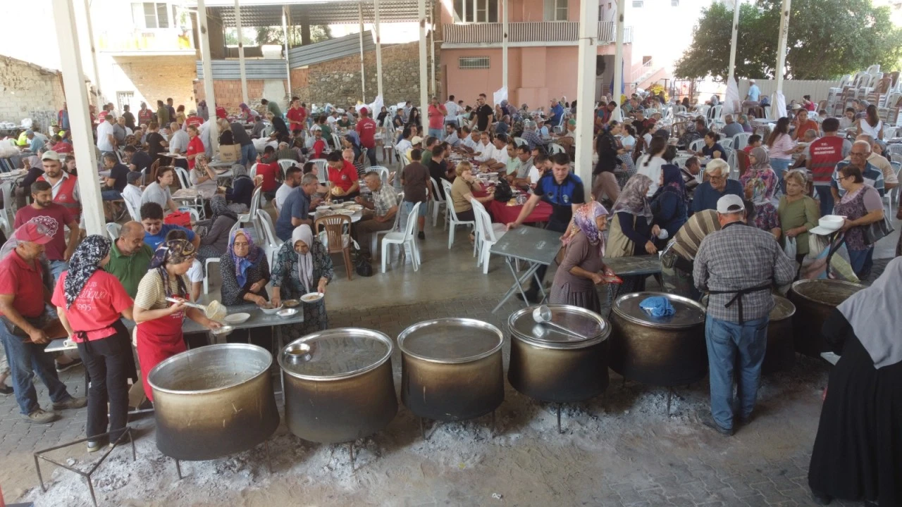 Horsunlu’da Kurtuluş Gününe Özel 15 Kazan Keşkek Dağıtıldı