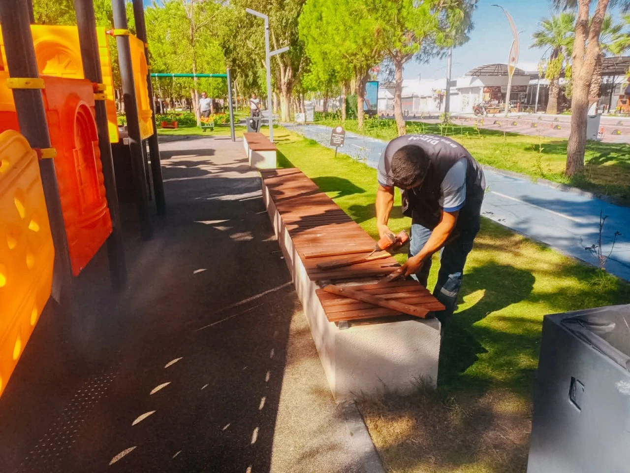 Didim Belediyesi’nin parklardaki bakım ve onarım çalışmaları devam ediyor