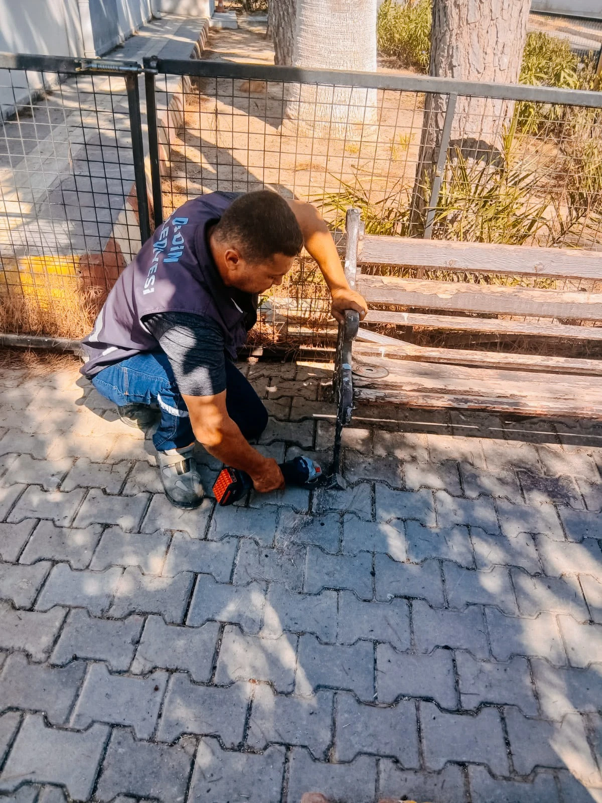 Didim Belediyesi’nin parklardaki bakım ve onarım çalışmaları devam ediyor