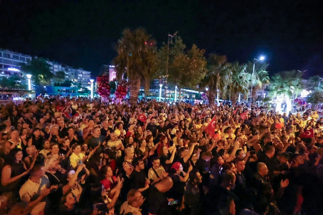 Başkan Anıl Yetişkin binlerle yürüdü: Efeler’de kurtuluş coşkusu geceyi aydınlattı