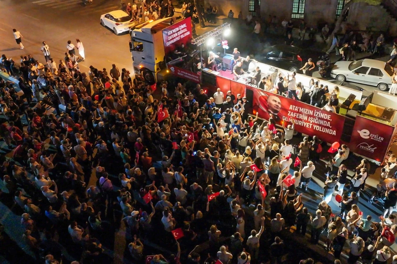 Başkan Anıl Yetişkin binlerle yürüdü: Efeler’de kurtuluş coşkusu geceyi aydınlattı