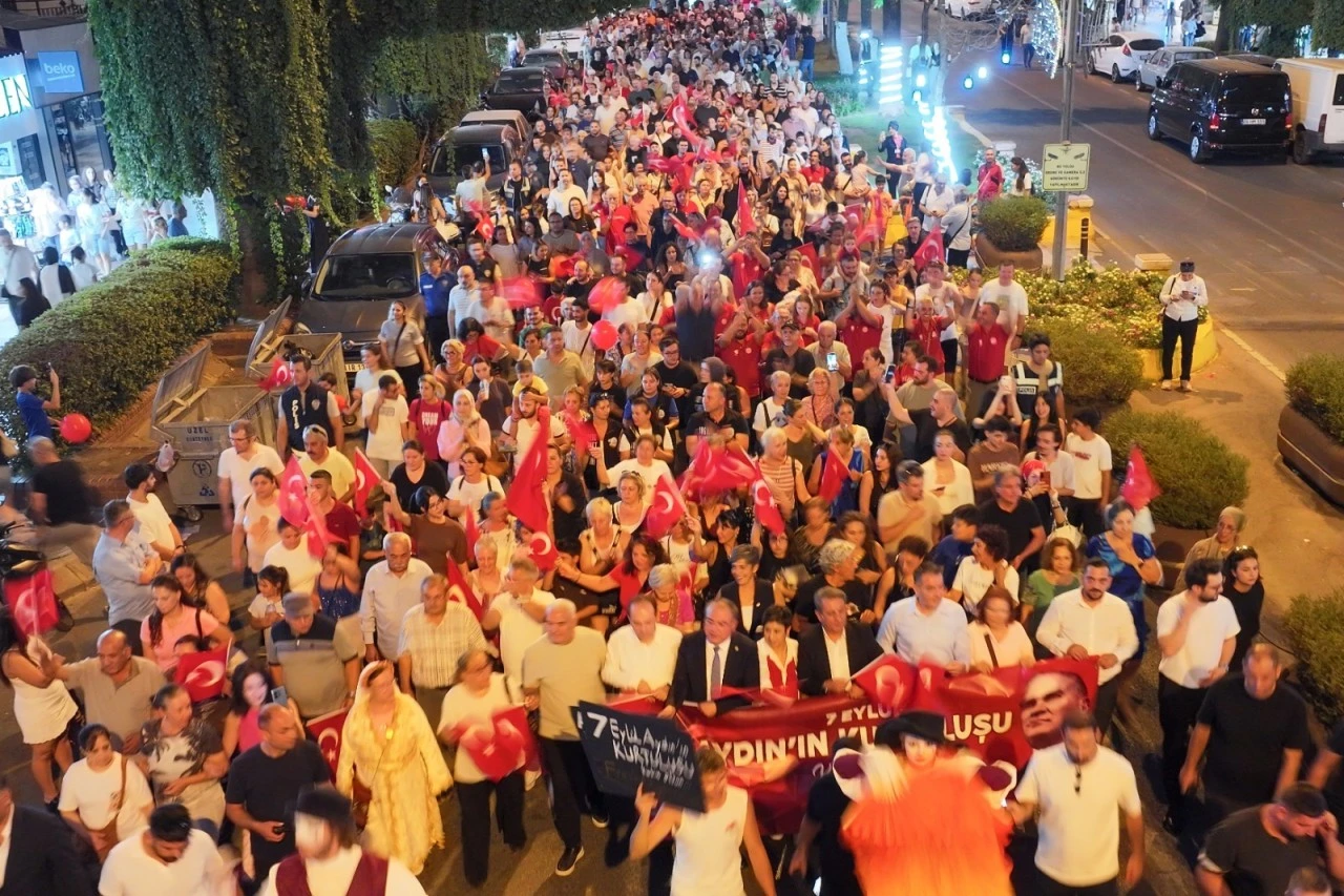 Başkan Anıl Yetişkin binlerle yürüdü: Efeler’de kurtuluş coşkusu geceyi aydınlattı