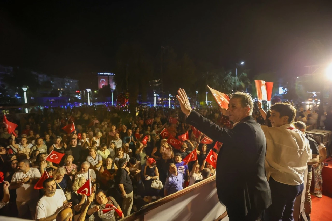 Başkan Anıl Yetişkin binlerle yürüdü: Efeler’de kurtuluş coşkusu geceyi aydınlattı