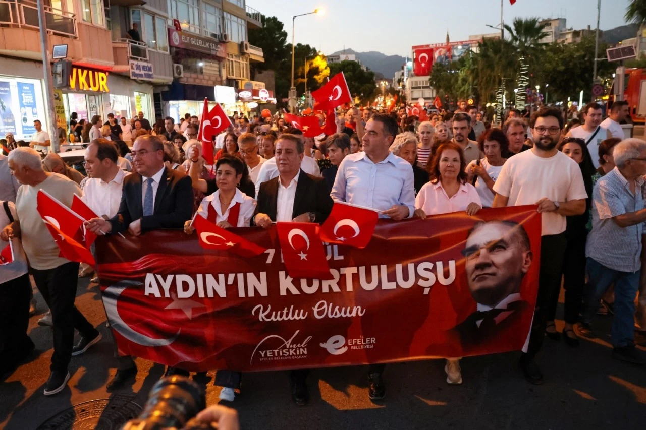Başkan Anıl Yetişkin binlerle yürüdü: Efeler’de kurtuluş coşkusu geceyi aydınlattı