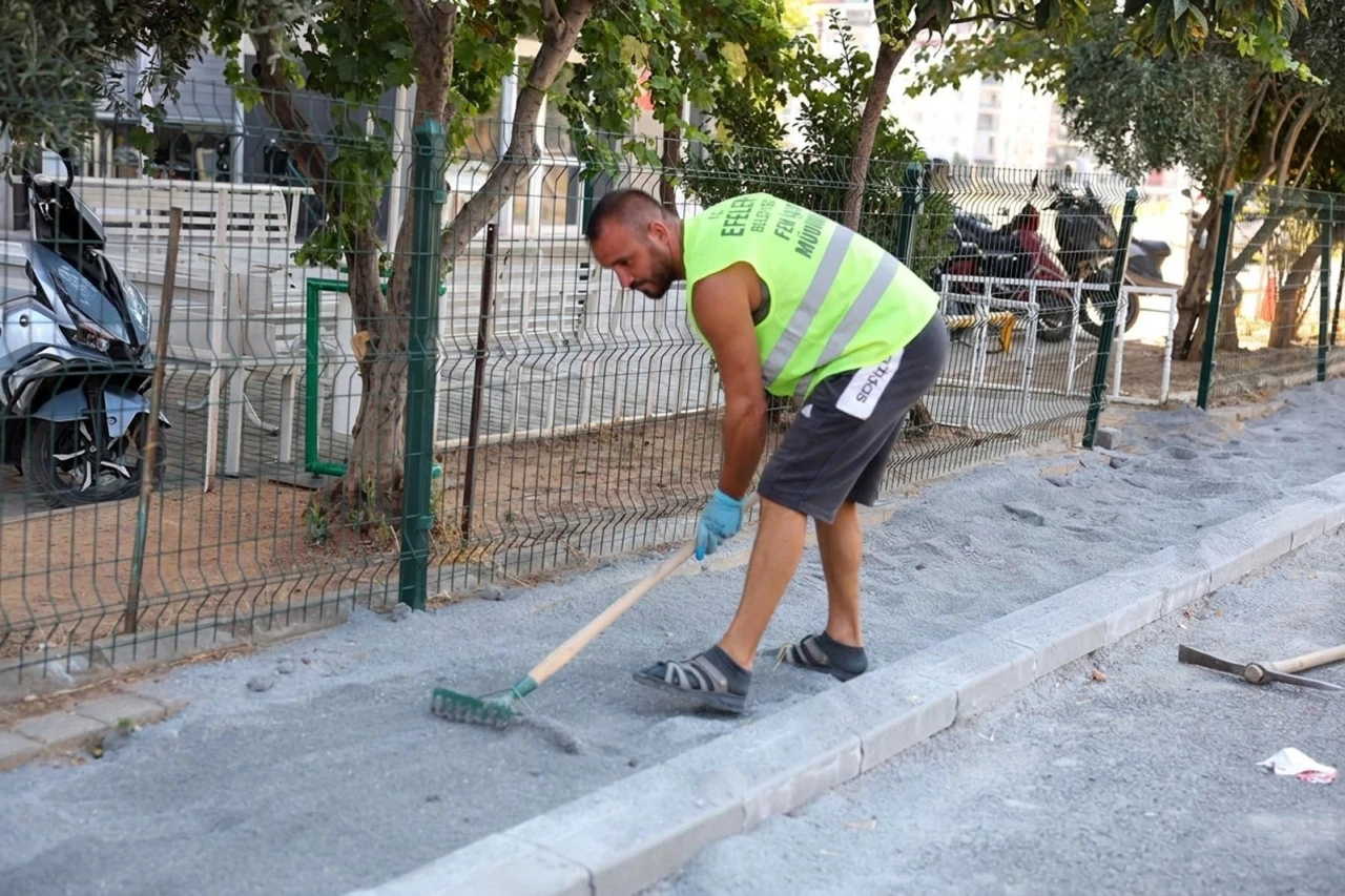 Başkan Yetişkin Güzelyalı’nın Yollarını Baştan Sona Yeniliyor