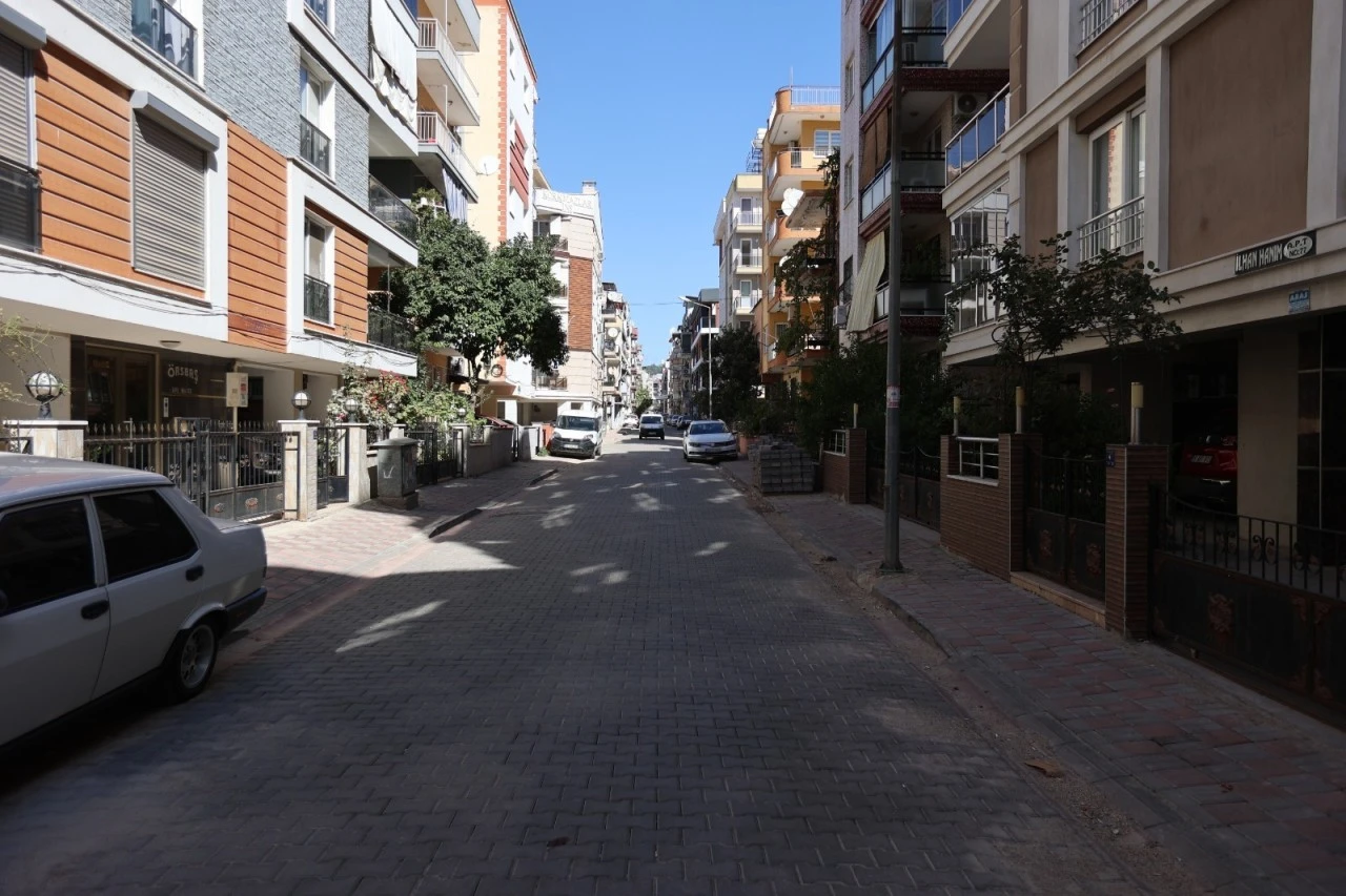 Başkan Yetişkin Güzelyalı’nın Yollarını Baştan Sona Yeniliyor