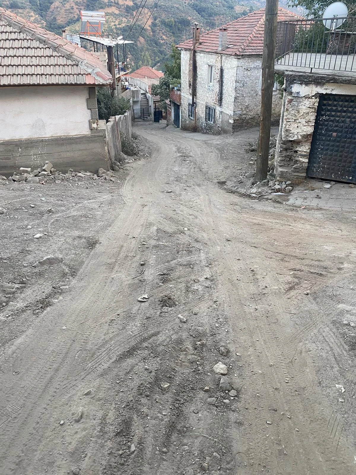 KÖYLÜLER YOL KAPATTI