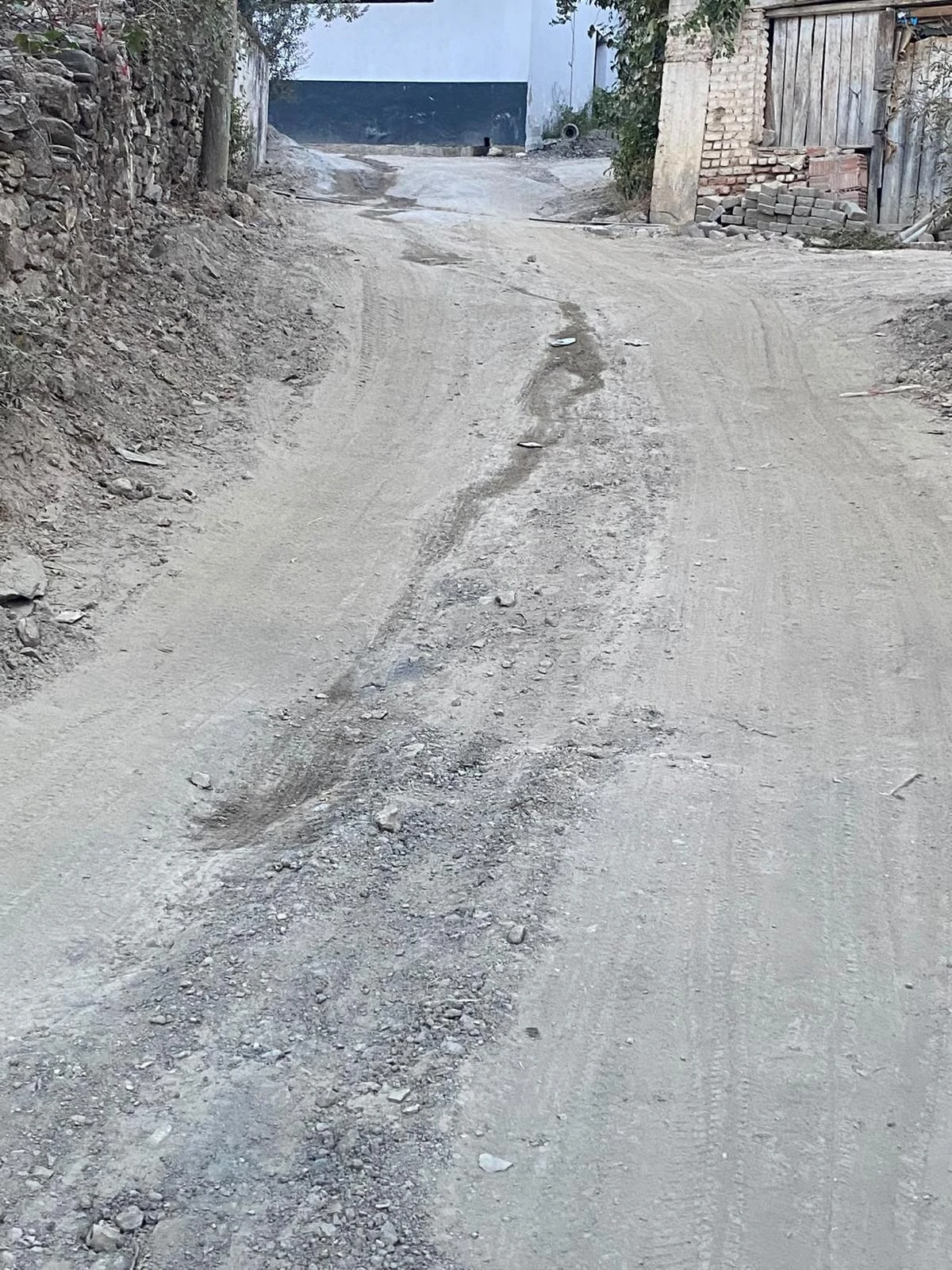 KÖYLÜLER YOL KAPATTI