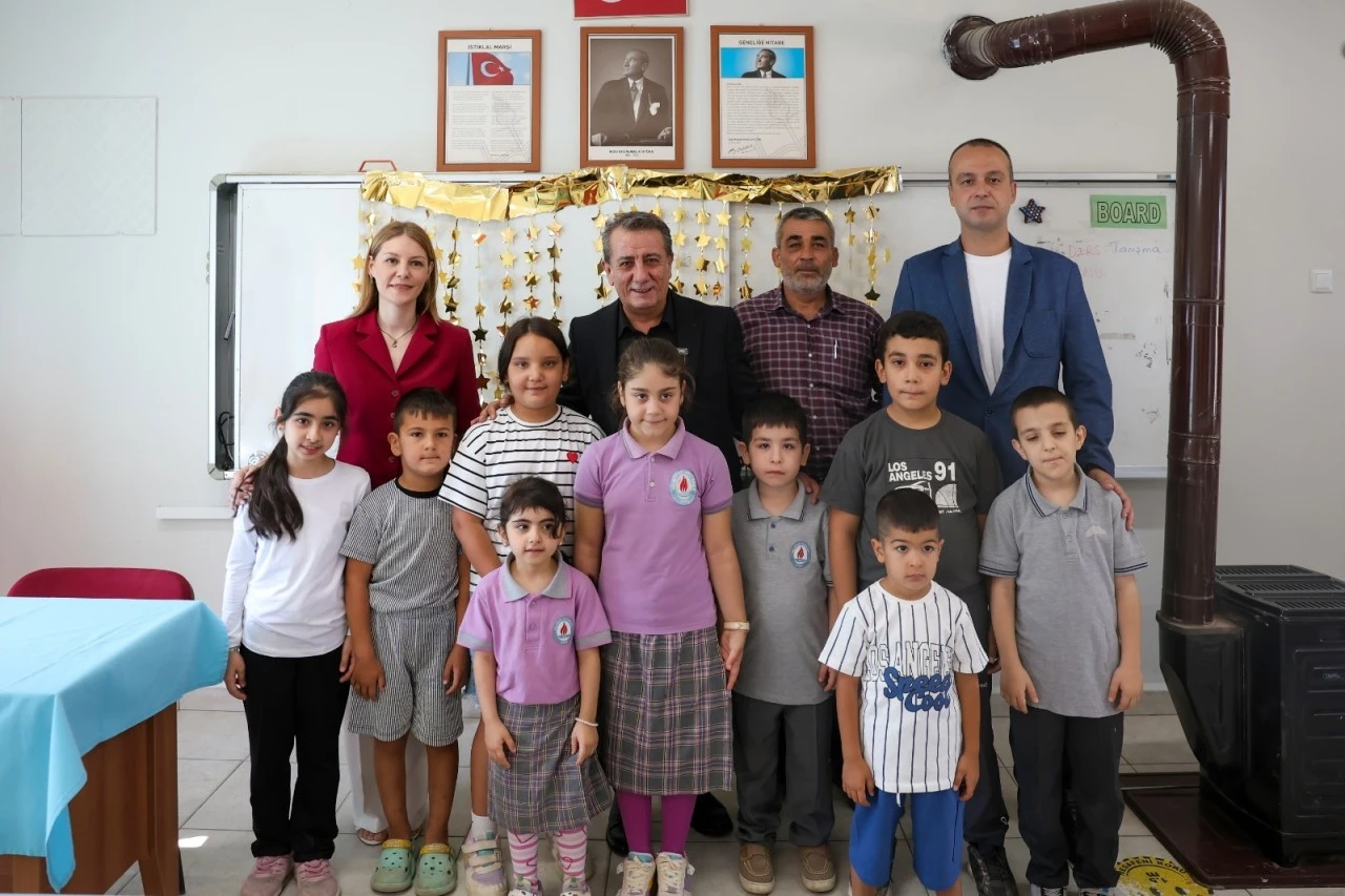 Başkan Anıl Yetişkin’den minik öğrencilere ilk gün sürprizi