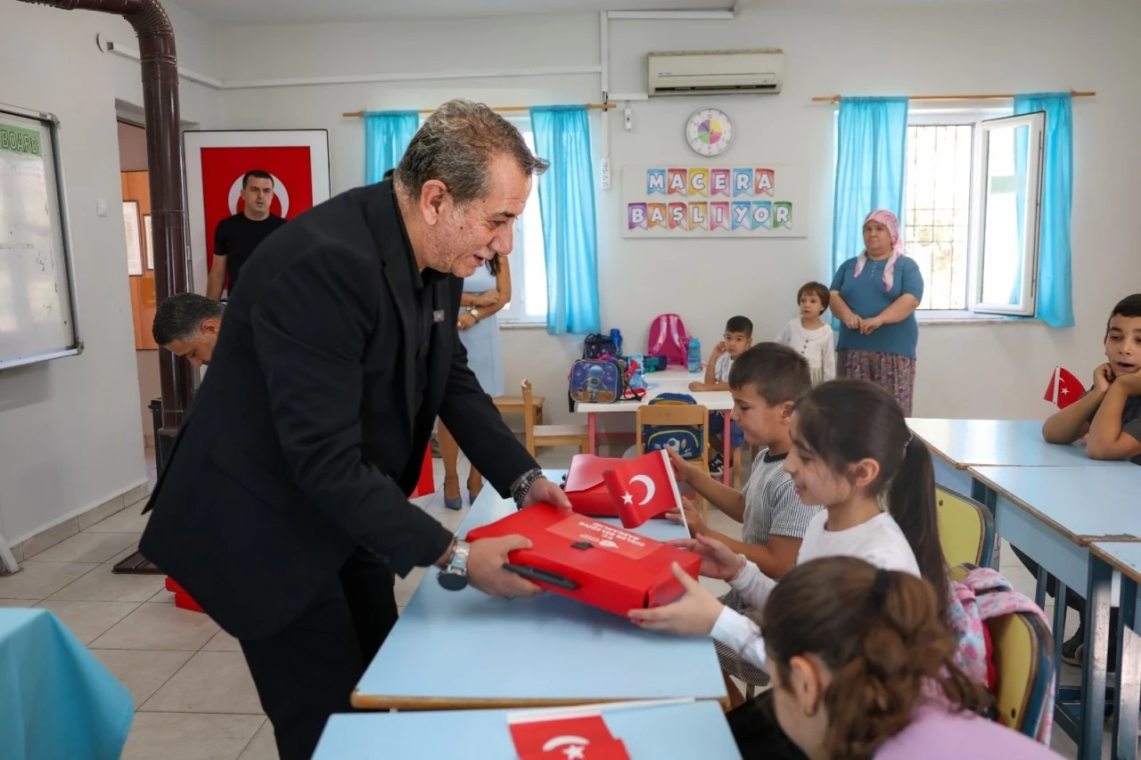 Başkan Anıl Yetişkin’den minik öğrencilere ilk gün sürprizi