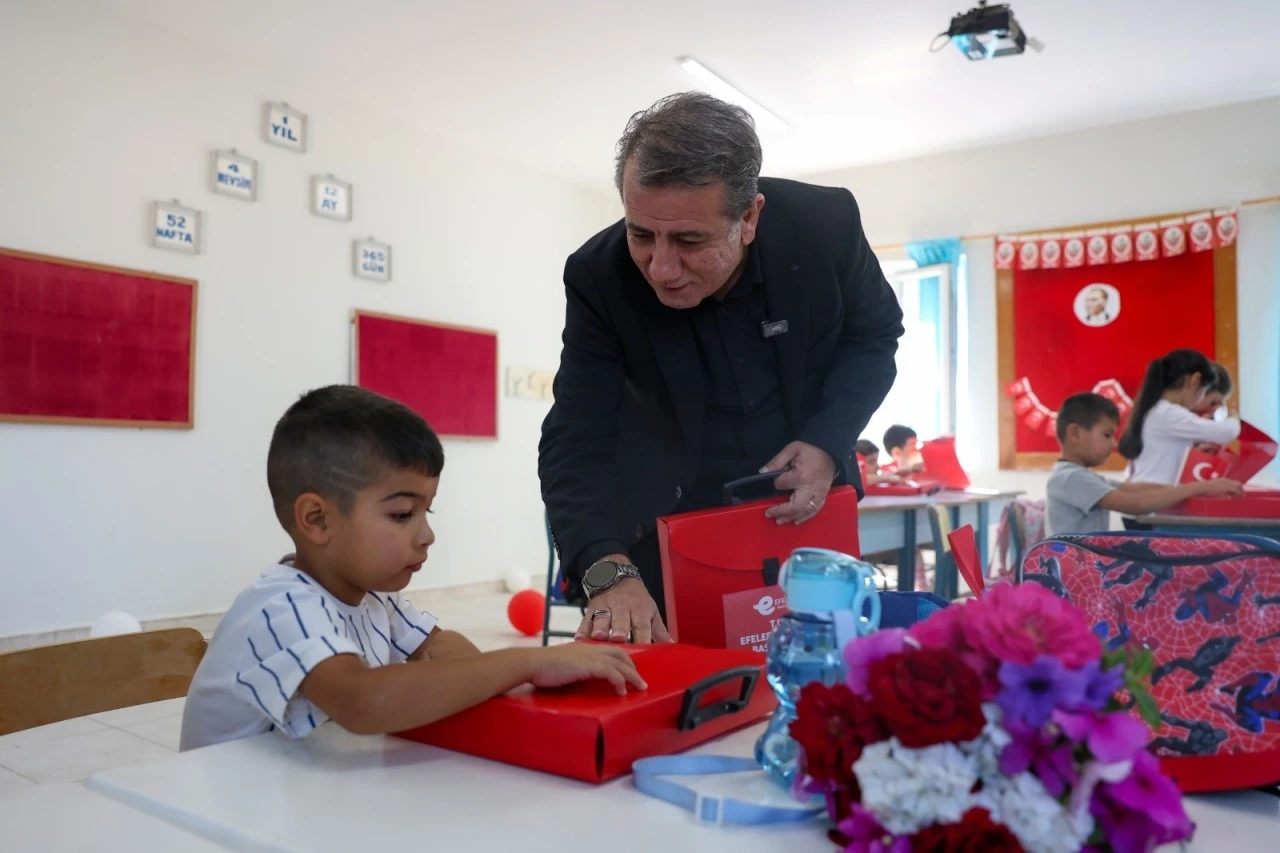 Başkan Anıl Yetişkin’den minik öğrencilere ilk gün sürprizi