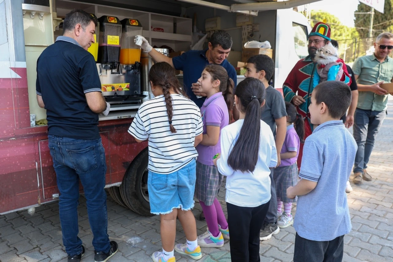 Başkan Anıl Yetişkin’den minik öğrencilere ilk gün sürprizi