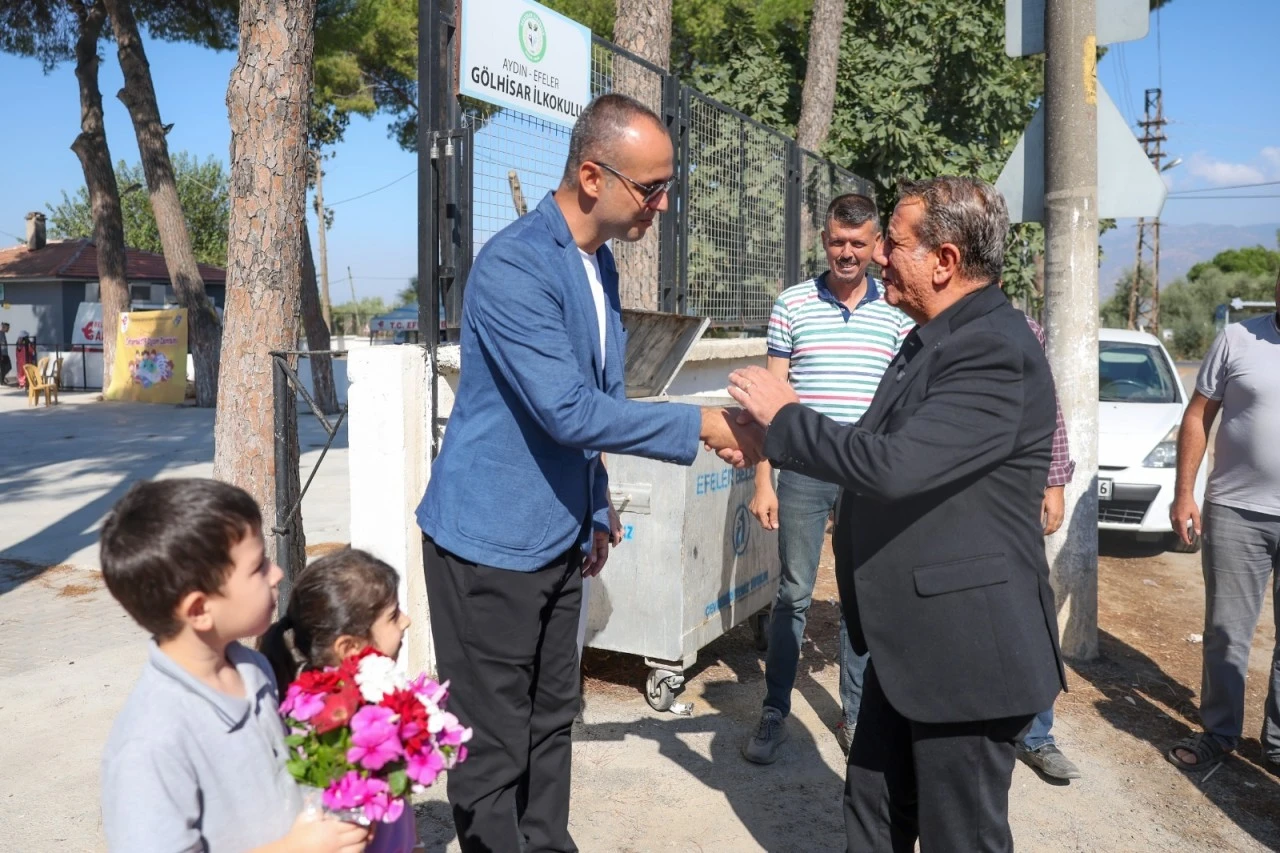 Başkan Anıl Yetişkin’den minik öğrencilere ilk gün sürprizi