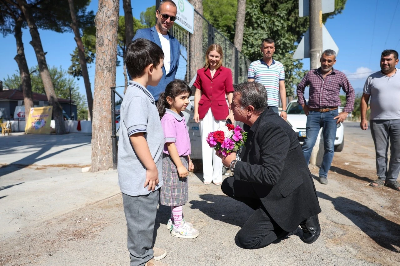 Başkan Anıl Yetişkin’den minik öğrencilere ilk gün sürprizi