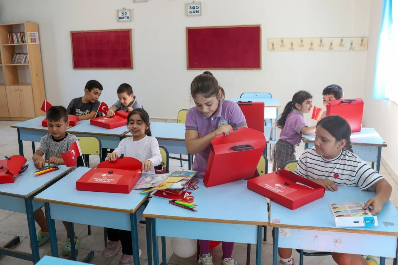 Başkan Anıl Yetişkin’den minik öğrencilere ilk gün sürprizi