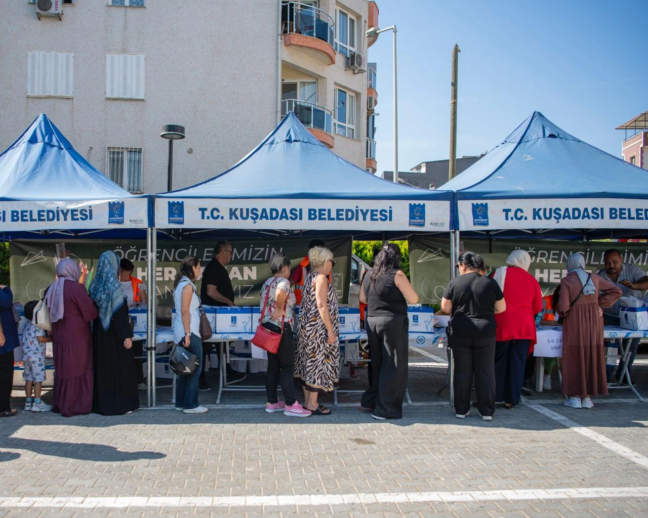 Öğrenciler kırtasiye malzemelerine kavuştu