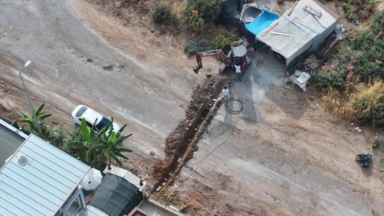 Belediye bünyesinde üretilen parke taşları, ihtiyaç duyulan noktalarda yollarla buluşuyor