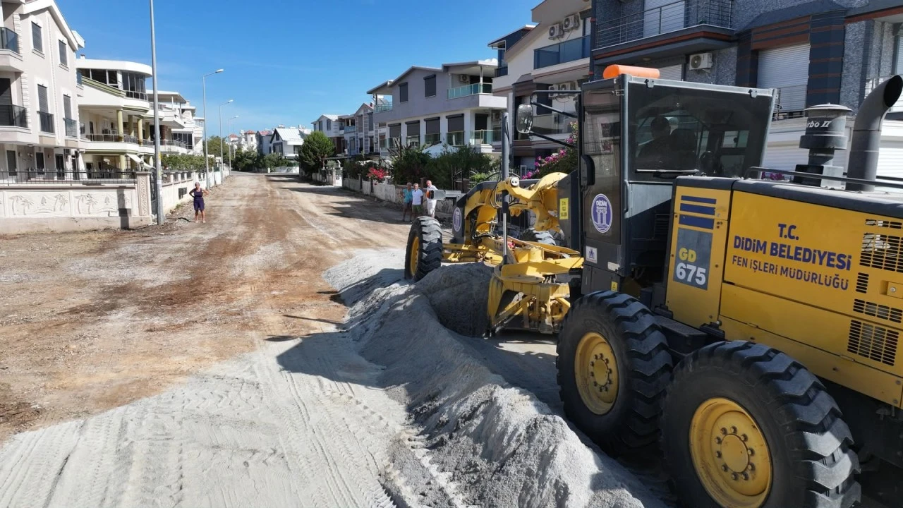 Belediye bünyesinde üretilen parke taşları, ihtiyaç duyulan noktalarda yollarla buluşuyor