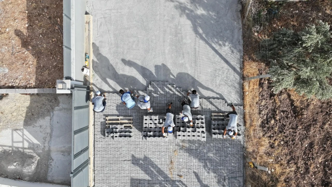 Belediye bünyesinde üretilen parke taşları, ihtiyaç duyulan noktalarda yollarla buluşuyor