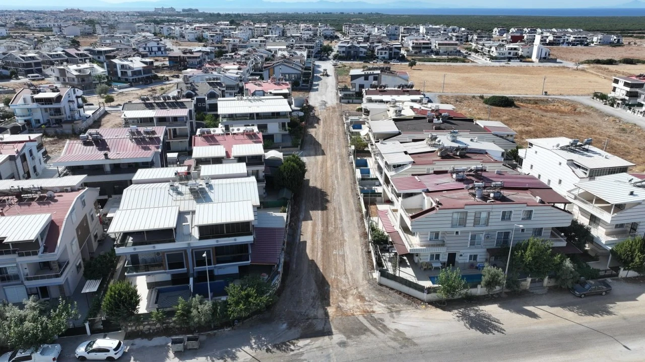 Belediye bünyesinde üretilen parke taşları, ihtiyaç duyulan noktalarda yollarla buluşuyor