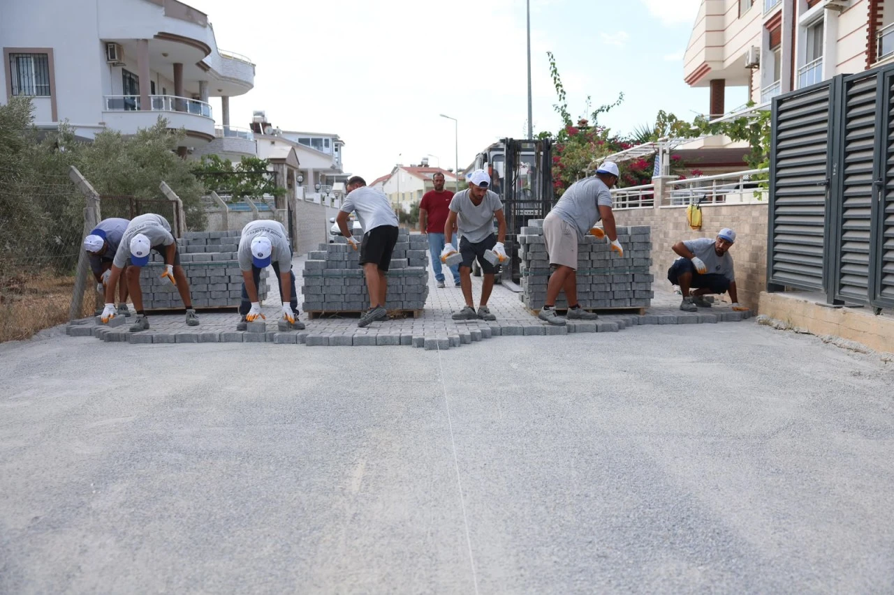 Belediye bünyesinde üretilen parke taşları, ihtiyaç duyulan noktalarda yollarla buluşuyor