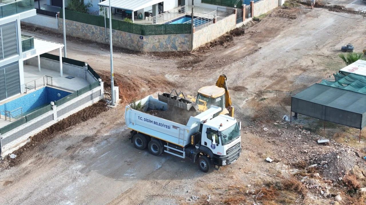 Belediye bünyesinde üretilen parke taşları, ihtiyaç duyulan noktalarda yollarla buluşuyor